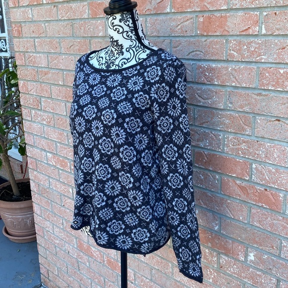 Gray and white sweater - Picture 3 of 5